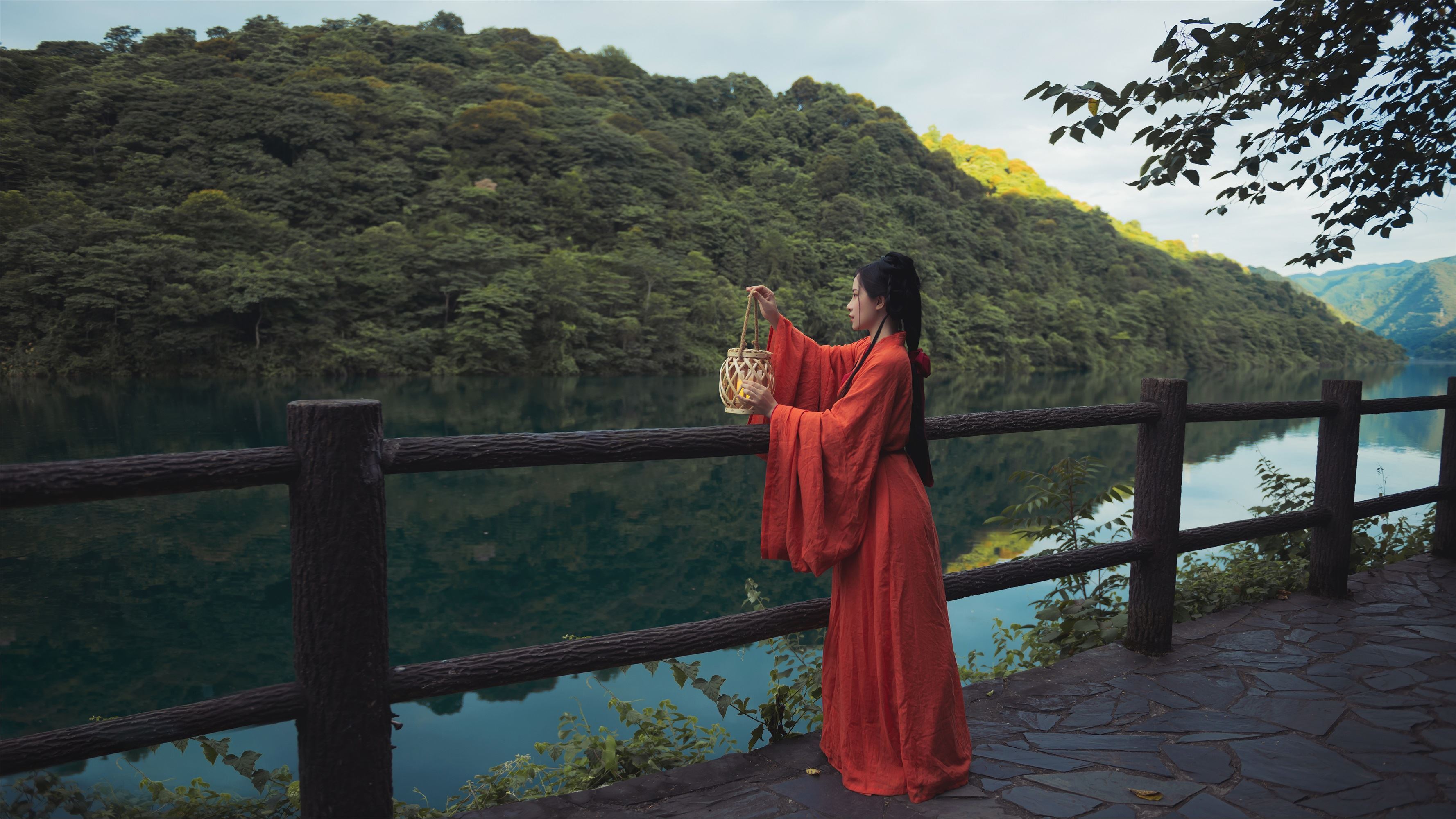 YITUYU艺图语 2021.09.08 人间忽晚 山河已秋 秦笙